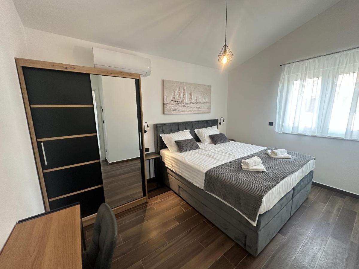 Apartments Pina Kornić Eksteriør bilde