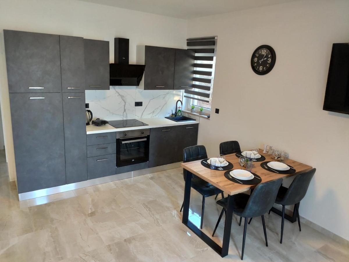 Apartments Pina Kornić Rom bilde